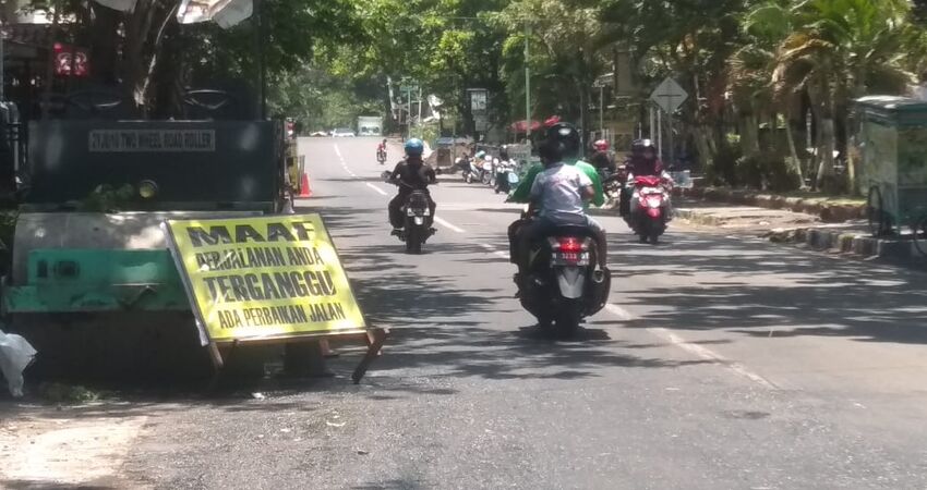 Hampir enam bulan jalan Basuki Rachmad Kelurahan Mangunharjo Kecamatan Mayangan Kota Probolinggo, rusak parah.