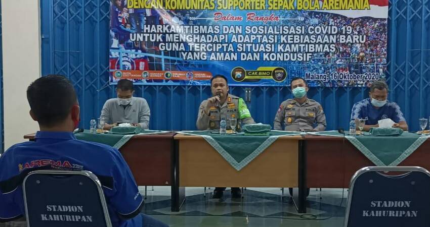 Kapolres Malang, AKBP Hendri Umar saat gelar pertemuan dengan Aremania di Stadion Kanjuruhan.