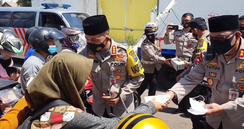 Kapolresta Malang Kota Kombes Pol Dr Leonardus dan anggotanya saat membagikan masker. (ist)