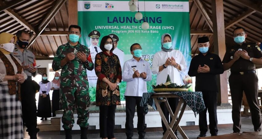 Wali Kota Batu, Dra Hj. Dewanti Rumpoko melaunching UHC (Universal Health Coverage) di Kampung Lumbung Resortdi, Desa Beji Kecamatan Junrejo Kota Batu.