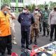 Pjs Bupati Malang, Drs Sjaichul Ghulam meninjau perlengkapan SAR disela-sela apel siaga bencana Hideometeorologi di Makodim 0818 Jalan Panji Kepanjen.