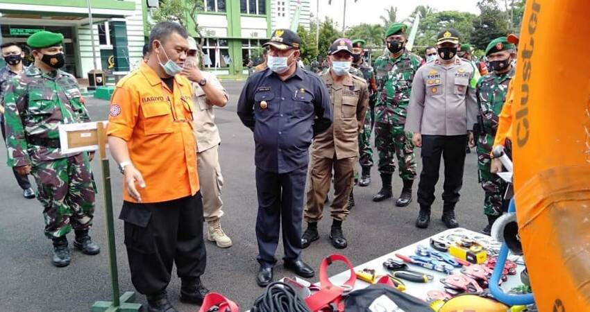 Pjs Bupati Malang, Drs Sjaichul Ghulam meninjau perlengkapan SAR disela-sela apel siaga bencana Hideometeorologi di Makodim 0818 Jalan Panji Kepanjen.