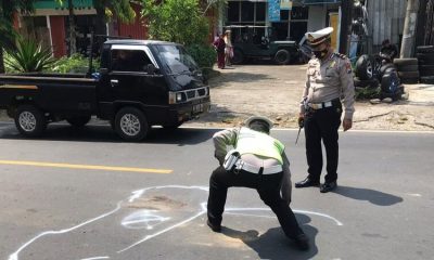 Anggota Satlantas Polres Malang melakukan olah TKP di lokasi kecelakaan.