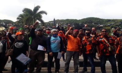 Ormas Malang Bersatu 'Arek Malang' saat menyampaiakn sikap keprihatinan terhadap unjuk rasa anarkis. (gie)