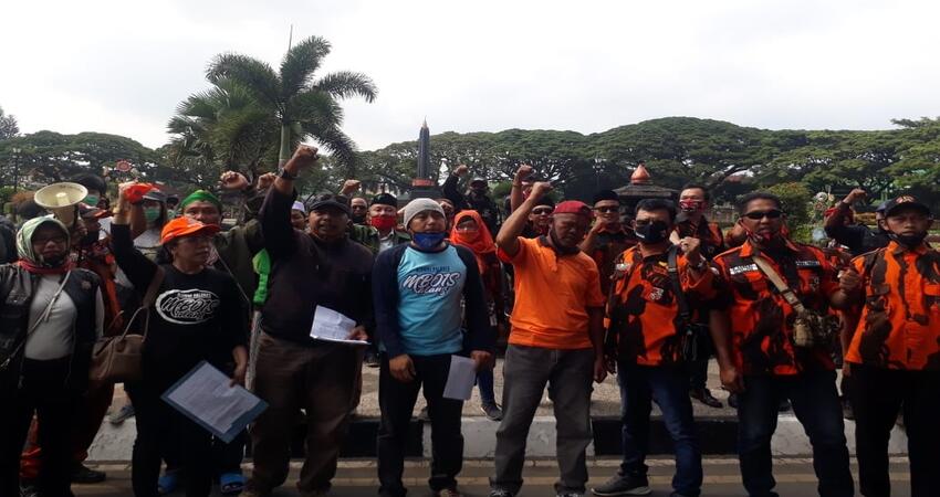 Ormas Malang Bersatu 'Arek Malang' saat menyampaiakn sikap keprihatinan terhadap unjuk rasa anarkis. (gie)