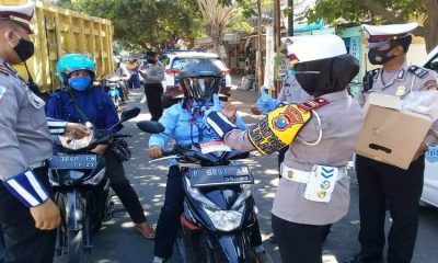 BERIKAN REWARD : Kasat Lantas Polres Situbondo AKP Indah Citra Fitriani SIK saat memberikan helm gratis pada pengendara sepeda motor yang tertib. (im)