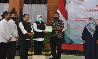 Penyerahan sertifikat PTSL kepada masyarakat Trenggalek oleh Gubernur Jatim, Khofifah Indar Parawansa di Pendopo Manggala Praja Nugraha.