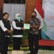 Penyerahan sertifikat PTSL kepada masyarakat Trenggalek oleh Gubernur Jatim, Khofifah Indar Parawansa di Pendopo Manggala Praja Nugraha.
