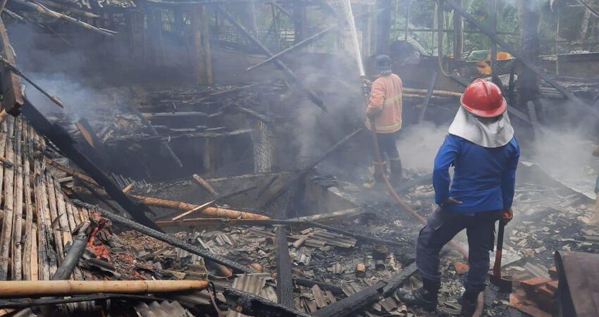Rumah Zainuddin warga Dusun Sengon RT 01 RW 01 yang ludes terbakar.