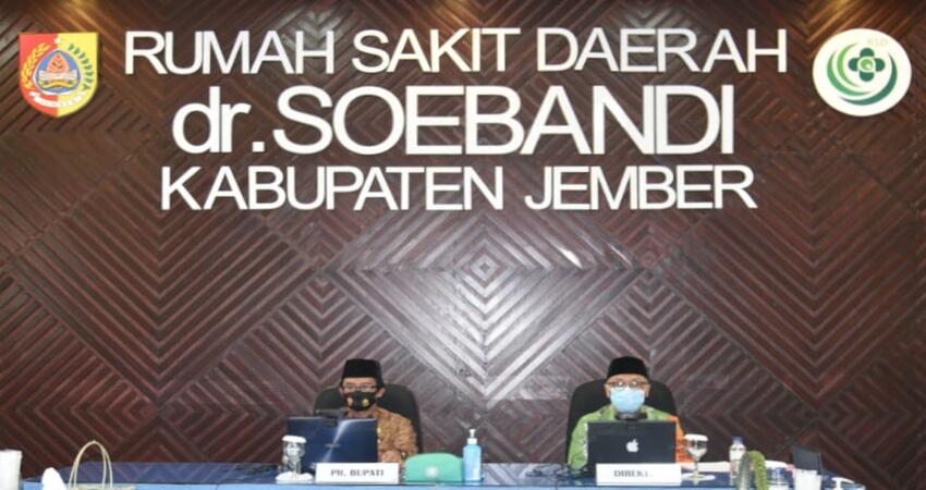 Plt Bupati Jember, Drs KH A Muqit Arief, saat membuka pelaksanaan seminar kesehatan di RSUD dr Soebandi Jember.