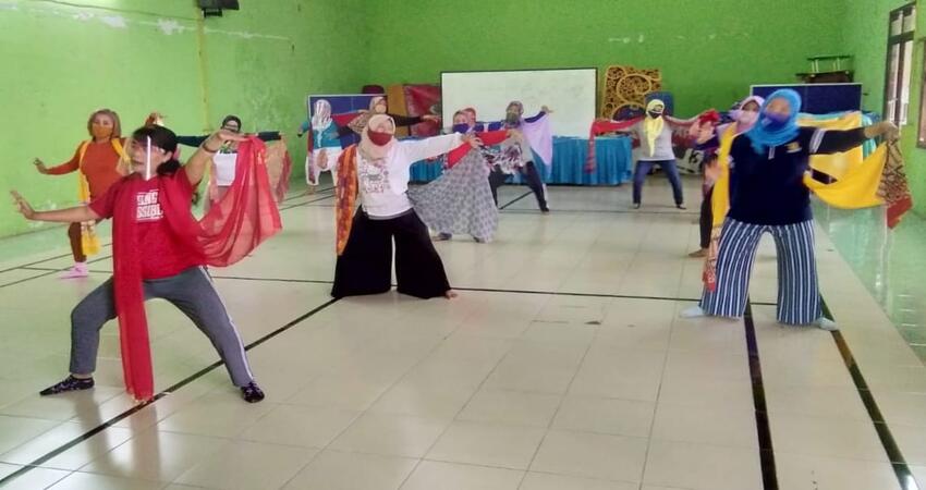 Warga Bunulrejo berlatih seni tari dipimpin oleh Endah Catur Lestari Ningtyas di kantor kelurahan.