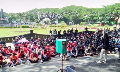 Aksi mahasiswa dan buruh saat demo tolak Omnibus Law  di depan DPRD Kota Malang.