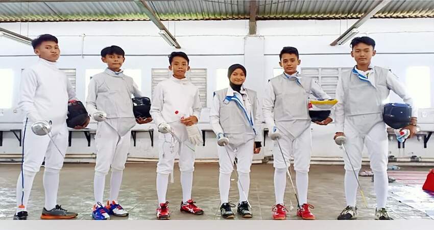 Atlet Anggar yang mewakili Kabupaten Lumajang dalam kejuaraan Anggar Gasta Open Champhionsip Tahun 2020, dua diantaranya berhasil mempersembahkan medali. 