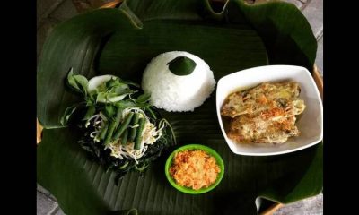ANDALAN : Kuliner andalannya Kabupaten Trenggalek, ayam lodho lengkap dengan nasi putih dan urap sayur.