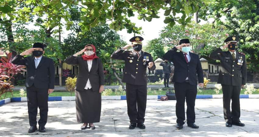 Bupati Lumajang bersama jajaran Forkopimda Kabupaten Lumajang saat menggelar peringatan Hari Pahlawan di Taman Makam Pahlawan (TMP) Kusuma Bangsa.