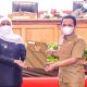Bupati Lumajang, Thoriqul Haq, menerima DIPA dan TKDD Tahun 2021 dari Gubernur Jawa Timur.