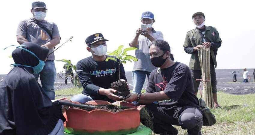 Cak Thoriq bersama komunitas pecinta alam saat melaksanakan penanaman bibit pohon di kawasan pesisir Pantai Watu Pecak.