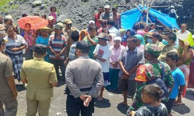 Puluhan warga Dusun Sumberlangsep, Desa Jugosari, Kecamatan Candipuro unjuk rasa minta Penambangan pasir yang diduga ilegal di tepi aliran Sungai Leprak dihentikan.