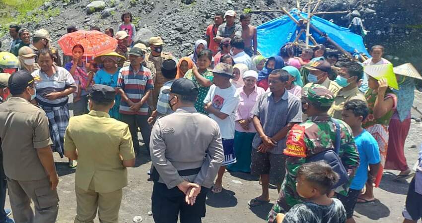 Puluhan warga Dusun Sumberlangsep, Desa Jugosari, Kecamatan Candipuro unjuk rasa minta Penambangan pasir yang diduga ilegal di tepi aliran Sungai Leprak dihentikan.