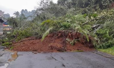 Material longsor menutupi jalan Desa Oro-oro Ombo, Kecamatan Pronojiwo.
