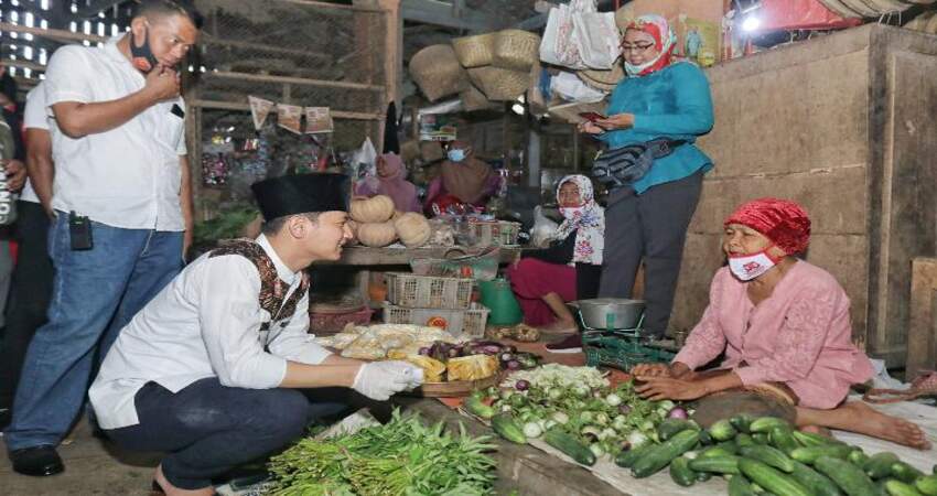 Mas Ipin saat mengunjungi lokasi relokasi Pasar Pon dan menyapa langsung pedagang di Pasar Basah Trenggalek.