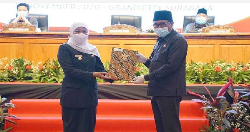 Gubernur Jawa Timur menyerahkan Alokasi DIPA dan Buku TKDD Tahun 2021 kepada Wakil Wali Kota Malang.