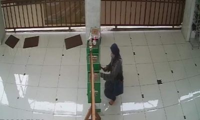 Pelaku berinsial LA saat memecah kaca kotak amal masjid. (repro)