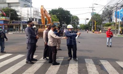 Kapolresta Malang Kota Kombes Pol Dr Leonardus saat menijau lokasi di perempatan Jl Rajabali. (gie)