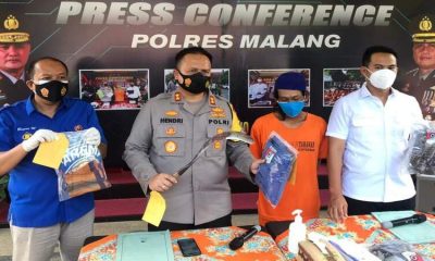 Kapolres Malang, AKBP Hendri Umar menunjukkan BB sebilah celurit yang digunakan pelaku untuk menghabisi Dulmanan (42).