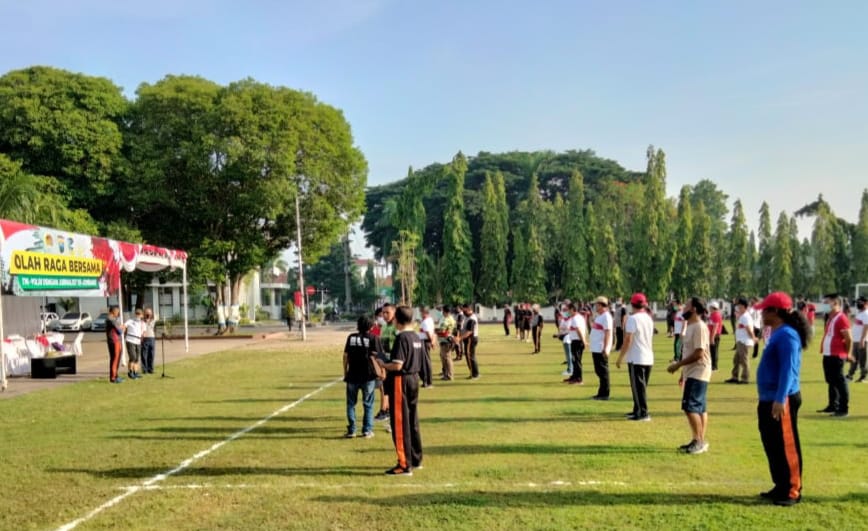 Pemkab, TNI-Polri dan rekan wartawan se-Kabupaten Jombang saat pelaksanaan olah raga bersama yang dipusatkan di Lapangan Kantor Pemkab Jombang.