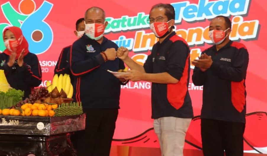 Pjs Bupati Malang bersama Kepala Dinas Kesehatan Kabupaten Malang saat peringaatan HKN ke-56.