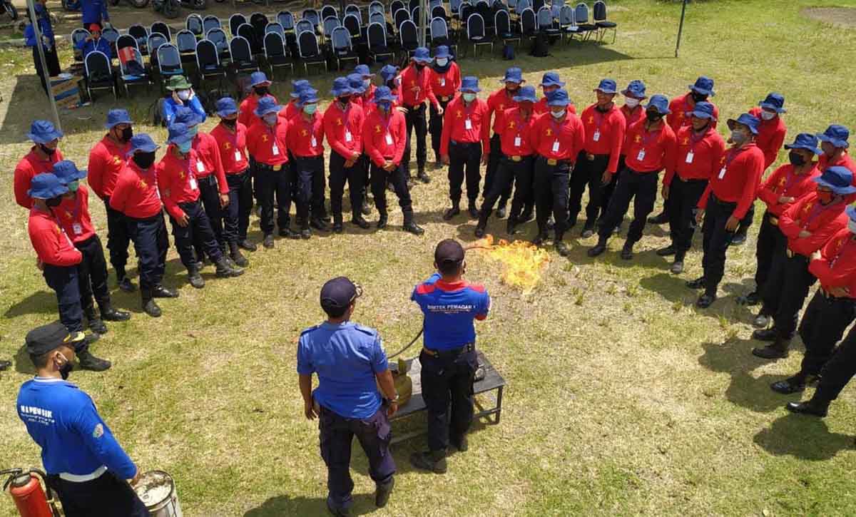 Petugas Damkar Berikan Simulasi Pegawai Lapas Kelas llA Jember