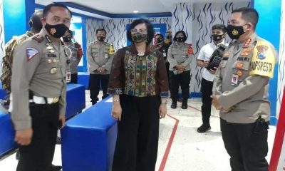 Kapolresta Malang Kota Kombes Pol Dr Leonardus saat bersama tim penilai meninjau Satpas Polresta Malang Kota. (gie)
