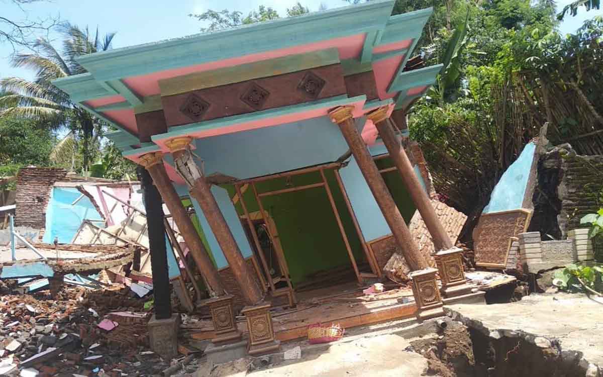 Rumah Geser Hingga Nyaris Roboh