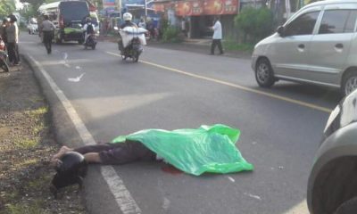 Jenazah Moerdjiono (66) tergeletak di Jalan Raya Ngebruk (Barat Alfamart Ngebruk).