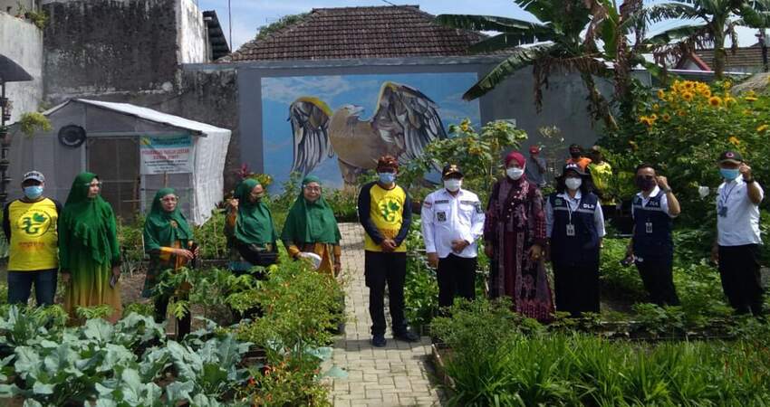 Sutiaji saat melakukan peninjauan Kampung Bersinar di RW 19, Kelurahan Purwantoro, Kecamatan Blimbing, Kota Malang.
