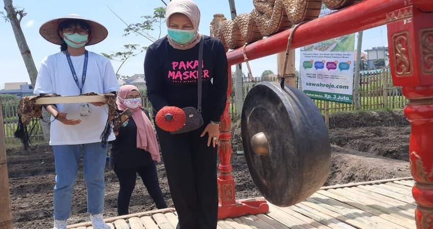 Wali Kota Batu, Dewanti Rumpoko saat melaunching Art Farming yang bertempat di Sawah Rojo Desa Pesanggrahan.