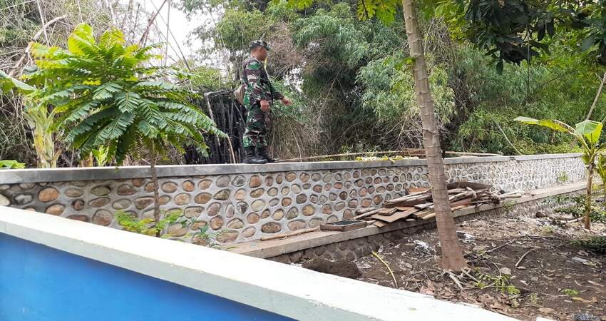 Perbaikan tanggul yang jebol bersama masyarakat akibat banjir dimusim penghujan yang lalu.