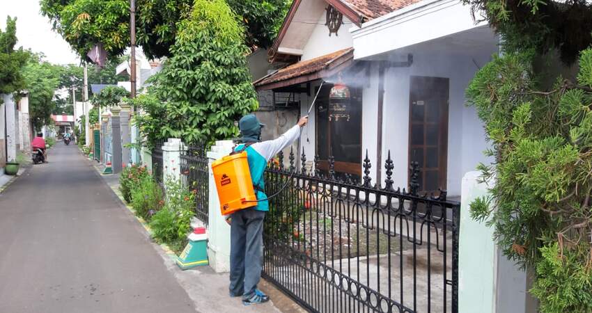 Relawan sedang melakukan penyemprotan disinfektan.