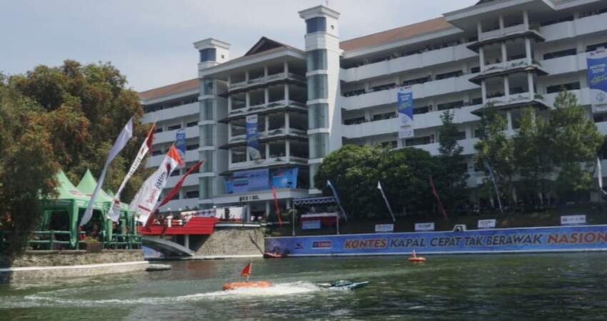 Pelaksanaan Kontes Kapal Cepat Tak Berawak Nasional yang digelar di UMM Kota Malang.