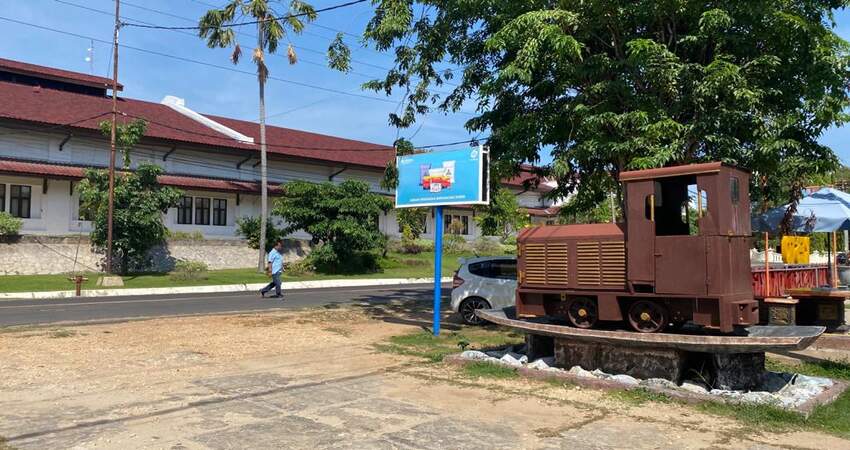 Lori, lokomotif kereta sebagai sarana trasportasi untuk mengangkut garam dan karyawan pabrik di Kota Tua Kalianget .