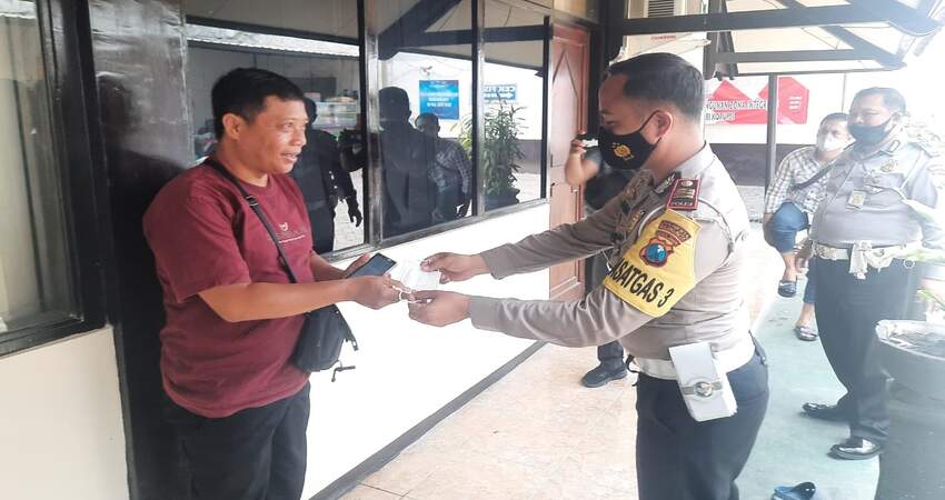 Kasat Lantas Polresta Malang Kota AKP Ramadhan Nasution SH SIK meminta pengunjung Samsat untuk menggunakan masker. (ist)