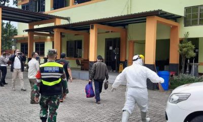Pasien Covid -19 saat tiba di rumah isolasi Jl Kawi. (ist)