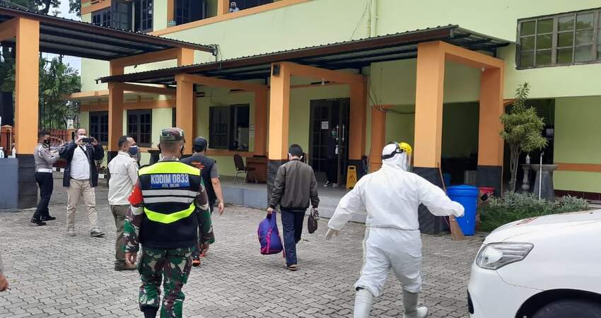 Pasien Covid -19 saat tiba di rumah isolasi Jl Kawi. (ist)