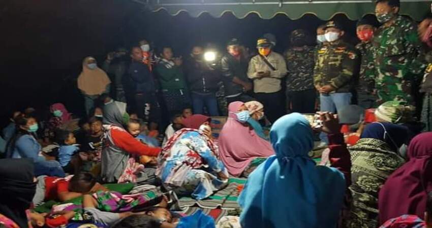 Bupati Lumajang meninjau lokasi pengungsian warga terdampak erupsi Gunung Semeru tadi malam.