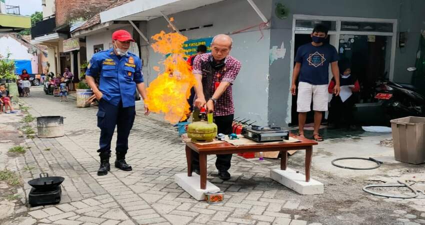 Dinas Penanggulangan Kebakaran (DPK) Kota Batu mempraktekkan penanganan kebakaran dengan menggunakan tabung gas elpiji.