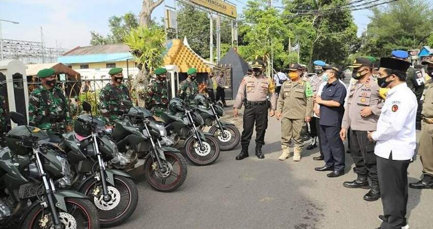 APEL KESIAPAN: Suasana apel kesiapan PAM TPS Operasi Mantap Praja Semeru 2020 di halaman Mapolres Trenggalek.