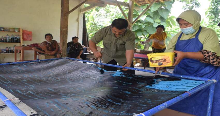 Proses produksi batik ciprat.