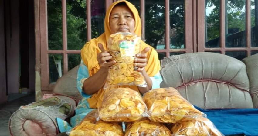 Produk olahan kripik pisang warga Kampung Templek, Kabupaten Lumajang.
