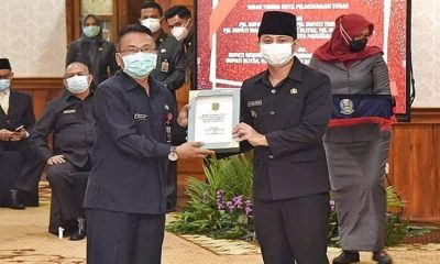 SERTIJAB: Serah terima jabatan Pjs Bupati Trenggalek Benny Sampirwanto kepada Bupati Trenggalek Mochamad Nur Arifin (kanan) di Gedung Grahadi Surabaya.